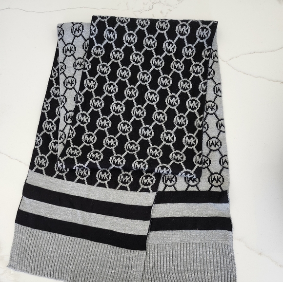 NWT Michael Kors Reversible Scarf - Picture 2 of 2